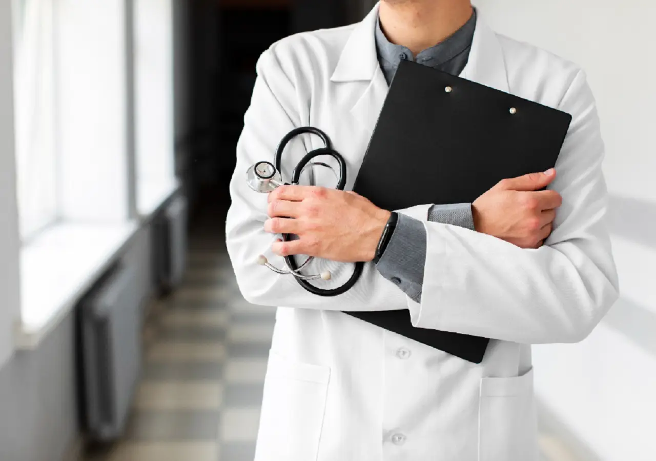 SC - Medico con anziano e simboli salute